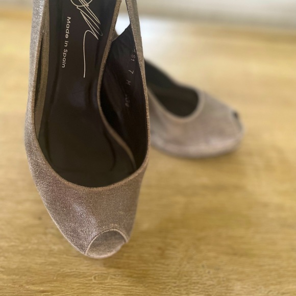 Stuart Weitzman, like new, 7W, silver - Picture 1 of 4